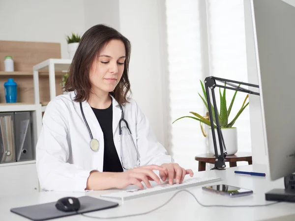 Medico Donna Che Lavora Alla Scrivania Dell Ufficio — Foto Stock