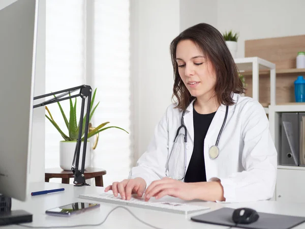 Ofis Masasında Çalışan Kadın Doktor — Stok fotoğraf