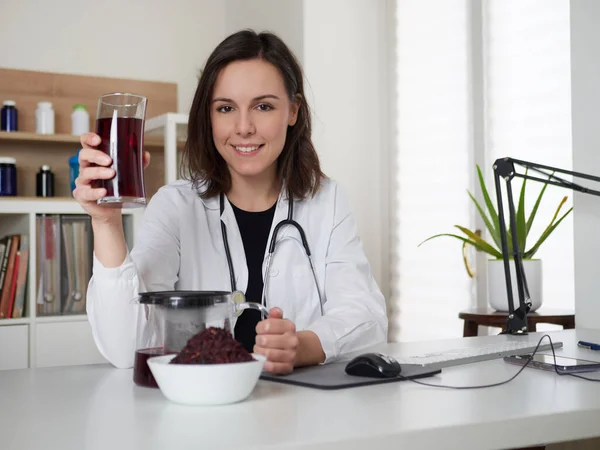 Nutricionista Feminina Falando Sobre Hibisco Beber Infusão Chá — Fotografia de Stock