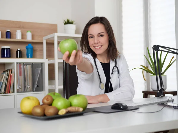 Professionelle Ernährungsberaterin Hält Einen Frischen Apfel Der Hand — Stockfoto
