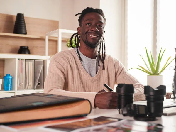 Ofiste çalışan erkek fotoğrafçı.