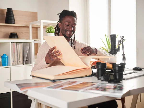 Ofiste çalışan erkek fotoğrafçı.