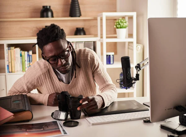 Ofiste çalışan erkek fotoğrafçı.