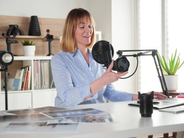 Kadın fotoğrafçı video blogunda yeni lensler hakkında konuşuyor