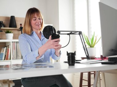 Kadın fotoğrafçı video blogunda yeni lensler hakkında konuşuyor