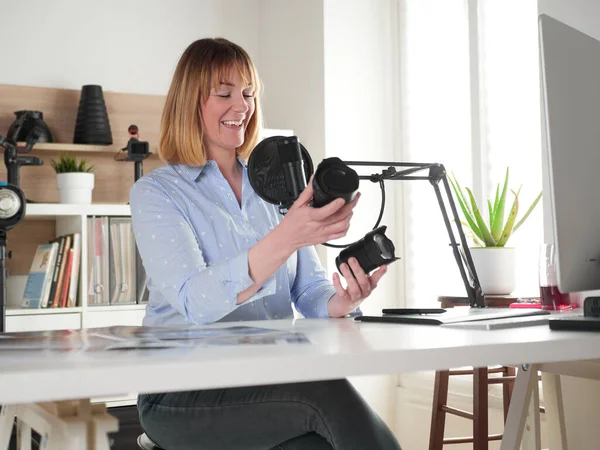 Fotografo Femminile Che Parla Nuove Lenti Sul Video Blog — Foto Stock