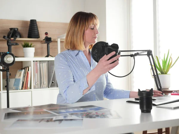 Kadın fotoğrafçı video blogunda yeni lensler hakkında konuşuyor