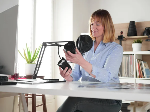 Fotografo Femminile Che Parla Nuove Lenti Sul Video Blog — Foto Stock