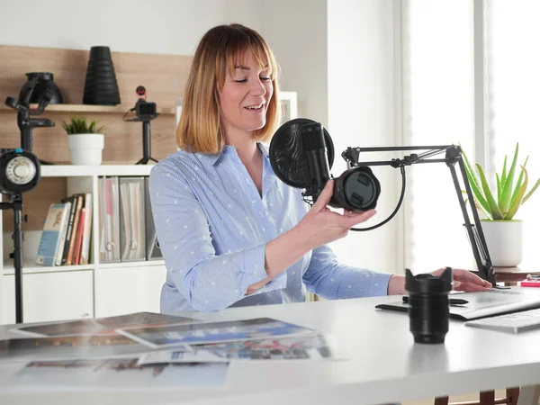 Kadın fotoğrafçı video blogunda yeni lensler hakkında konuşuyor