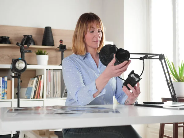 女性摄影师在视频博客上谈论新镜头 — 图库照片