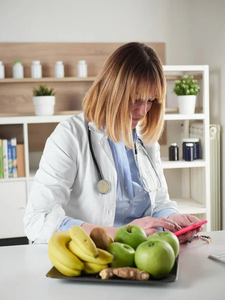 Nutricionista Mujer Distraída Charlando Con Smartphone Estudio Oficina — Foto de Stock