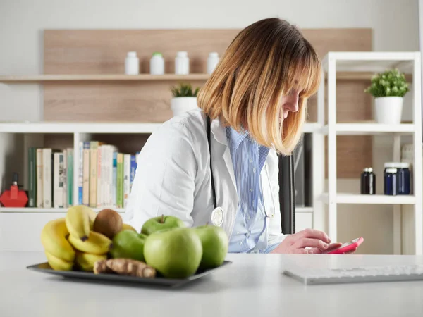 Nutricionista Mujer Distraída Charlando Con Smartphone Estudio Oficina — Foto de Stock