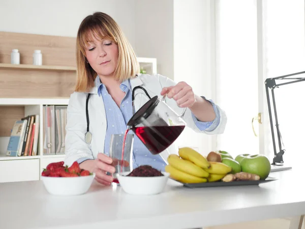 Vrouwelijke Voedingsdeskundige Schenkt Hibiscus Infusiedrank — Stockfoto