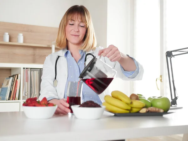 Vrouwelijke Voedingsdeskundige Schenkt Hibiscus Infusiedrank — Stockfoto