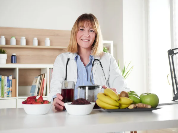 Female Nutritionist Holding Glass Hibiscus Infusion Drink — ストック写真