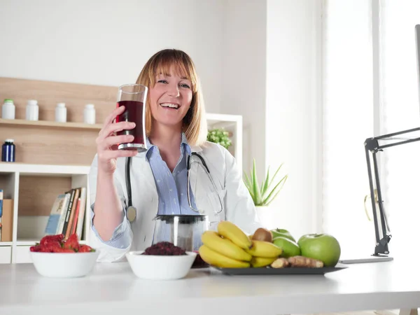 Vrouwelijke Voedingsdeskundige Met Een Glas Hibiscus Infusiedrank — Stockfoto