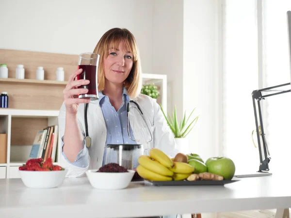 Női Táplálkozási Szakember Kezében Egy Pohár Hibiszkusz Infúziós Itallal — Stock Fotó