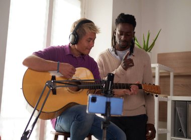 Kişisel bir Afroamerikalı öğretmen Asyalı öğrencisine akoru doğru bir şekilde nasıl çalacağını anlatıyor. Evde müzik eğitimi