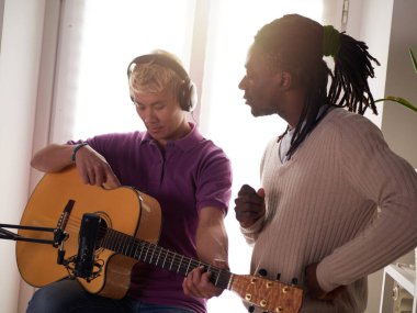 Kişisel bir Afroamerikalı öğretmen Asyalı öğrencisine akoru doğru bir şekilde nasıl çalacağını anlatıyor. Evde müzik eğitimi