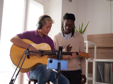 Kişisel bir Afroamerikalı öğretmen Asyalı öğrencisine akoru doğru bir şekilde nasıl çalacağını anlatıyor. Evde müzik eğitimi