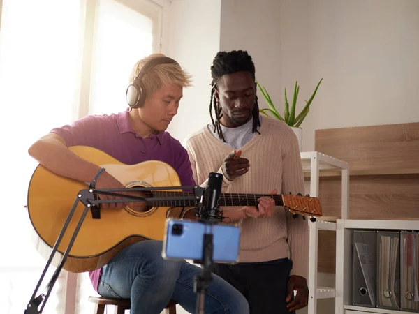 Kişisel bir Afroamerikalı öğretmen Asyalı öğrencisine akoru doğru bir şekilde nasıl çalacağını anlatıyor. Evde müzik eğitimi