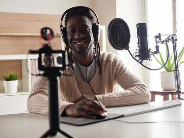 Afroamericano Feliz Joven Masculino Grabación Audio Blog Auriculares Micrófono Radiodifusión —  Fotos de Stock