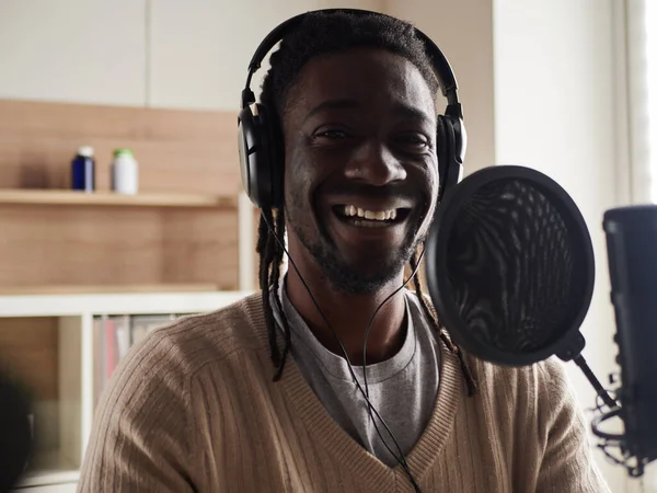 Afroamerikai Boldog Fiatal Férfi Felvétel Audio Blog Fülhallgató Mikrofon Sugárzás — Stock Fotó