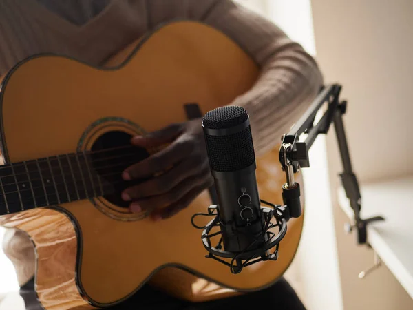 Молодий Чоловік Співає Грає Гітарі Роблячи Аудіозапис Вдома — стокове фото