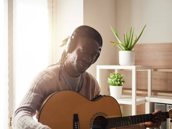Jovem Está Cantando Tocando Guitarra Enquanto Faz Uma Gravação Áudio — Fotografia de Stock