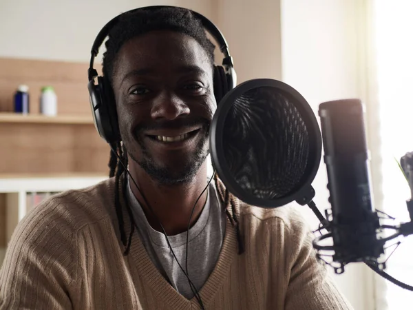 Afroamerikai Boldog Fiatal Férfi Felvétel Audio Blog Fülhallgató Mikrofon Sugárzás — Stock Fotó