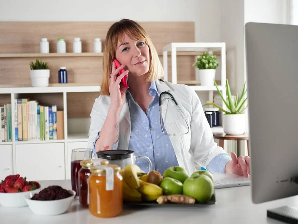 Nutricionista Mujer Distraída Charlando Con Smartphone Estudio Oficina — Foto de Stock
