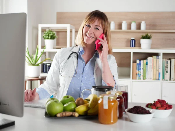 Nutricionista Mujer Distraída Charlando Con Smartphone Estudio Oficina — Foto de Stock