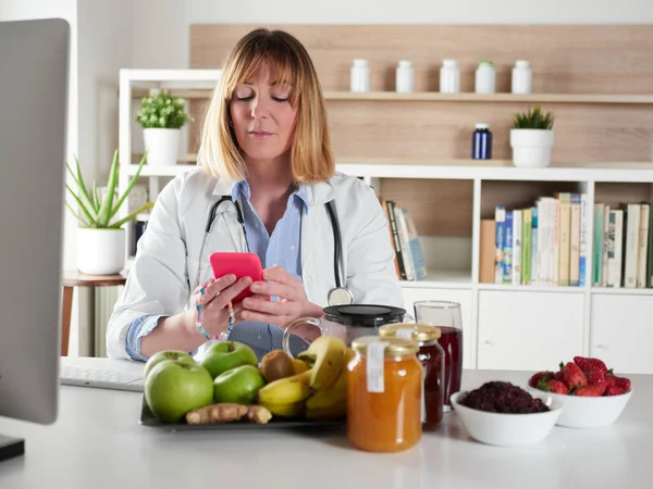 Nutricionista Mujer Distraída Charlando Con Smartphone Estudio Oficina — Foto de Stock