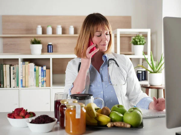 Nutricionista Mujer Distraída Charlando Con Smartphone Estudio Oficina — Foto de Stock