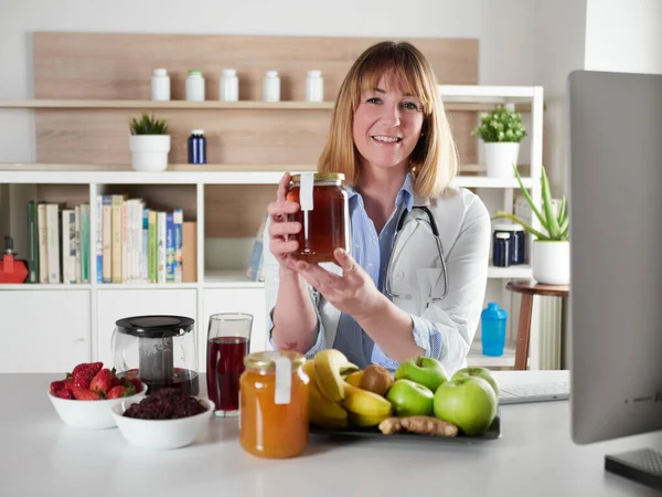 Female Nutritionist Holding Honey Office Studio — Stock Photo, Image