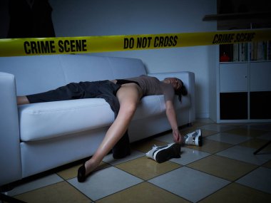 Olay Yeri İnceleme: Kanepede yatan ölü kadın