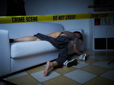 Olay Yeri İnceleme: Kanepede yatan ölü kadın