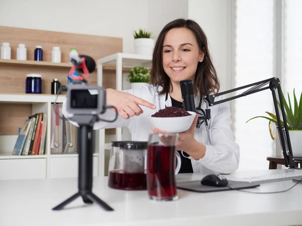 Nutricionista Femenina Hablando Hibisco Beber Infusión —  Fotos de Stock