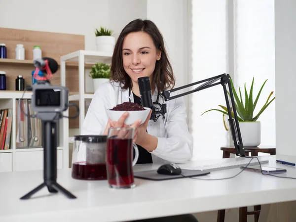 Female Nutritionist Talking Hibiscus Drink Infusion Tea — Stock Photo, Image