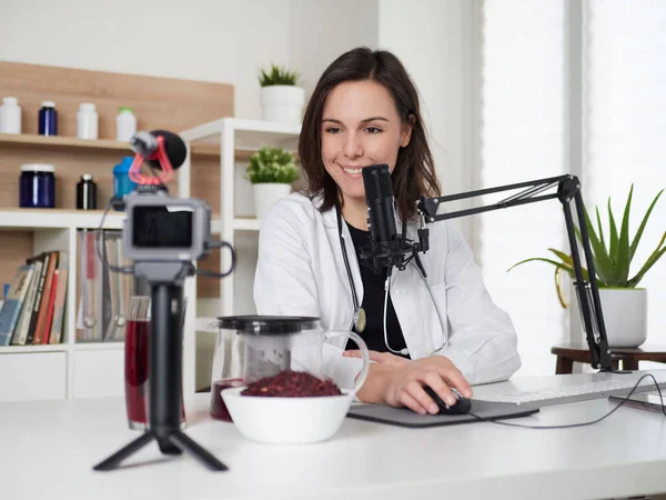 Női Táplálkozási Szakértő Beszél Hibiszkusz Ital Infúziós Tea — Stock Fotó