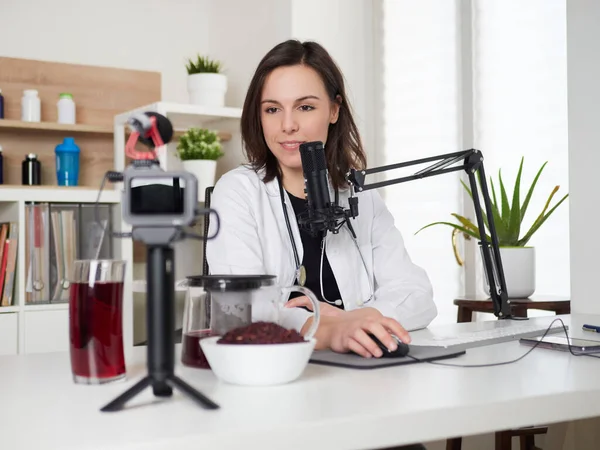 Vrouwelijke Voedingsdeskundige Heeft Het Hibiscus Drink Thee — Stockfoto