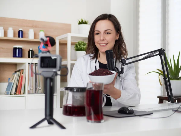 Női Táplálkozási Szakértő Beszél Hibiszkusz Ital Infúziós Tea — Stock Fotó