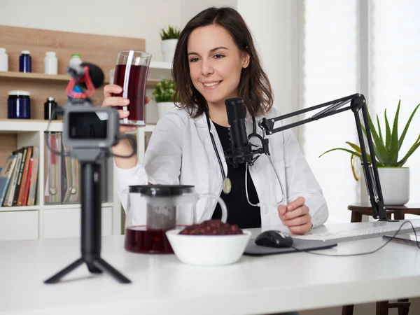 Női Táplálkozási Szakértő Beszél Hibiszkusz Ital Infúziós Tea — Stock Fotó