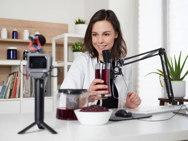 Female Nutritionist Talking Hibiscus Drink Infusion Tea — Stock Photo, Image