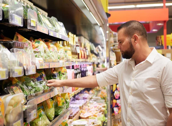Homem Compra Salada Supermercado — Fotografia de Stock