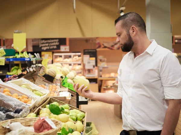 Homem Compra Frutas Legumes Supermercado — Fotografia de Stock