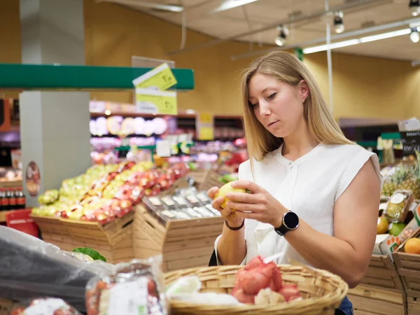Mulher Loira Comprar Frutas Supermercado — Fotografia de Stock