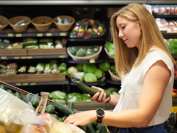 Mulher Loira Comprar Pepino Supermercado — Fotografia de Stock
