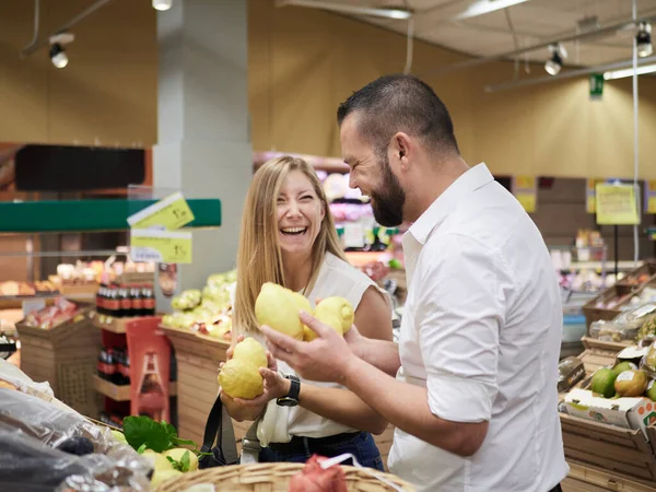 Coppia Acquistare Frutta Supermercato — Foto Stock