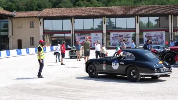 Junio 2022El Rally Anual Coches Antiguos 1000 Millas Brescia Roma — Vídeo de stock